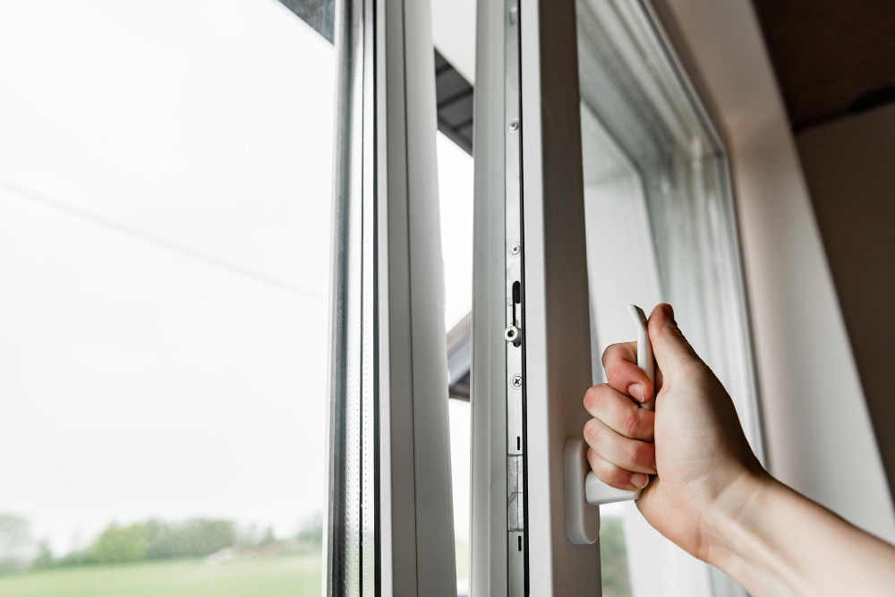 Jak zadbać o ciszę, ciepło i bezpieczeństwo w domu z oknami 3-szybowymi